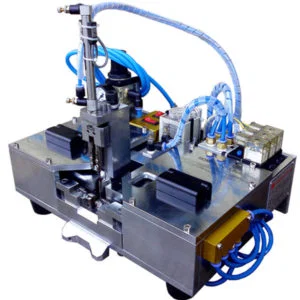 ضع السلك الداخلي على حامل مخلب الأسلاك البلاستيكية